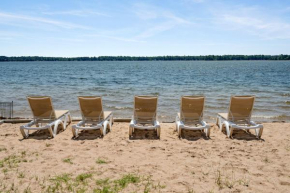 Lakeside Double Queen Suite Upper-Level Retreat